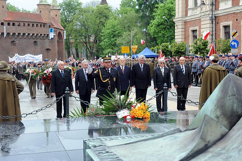 ...po nich przedstawiciele władz Krakowa, województwa małopolskiego i powiatu krakowskiego,...