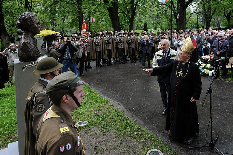 Poświęcenia dokonał Jego Ekscelencja Ksiądz Biskup Albin Małysiak, duszpasterz akademicki.