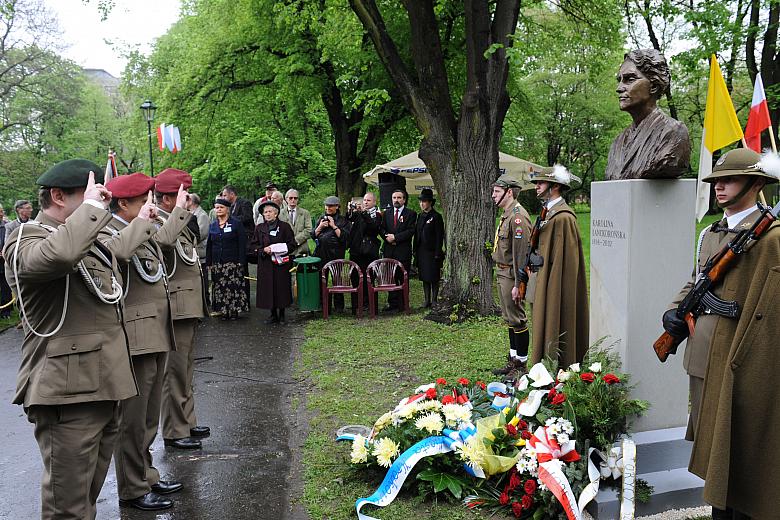 ...a także Wojska Polskiego. Pełen powagi nastrój podkreśliła Orkiestra Garnizonu Kraków, która odegrała podniosłe pieśni narodo