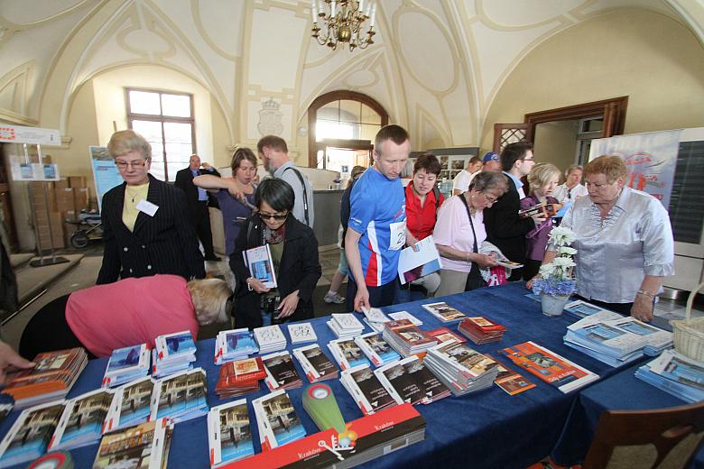 W holu wejściowym Biuro Marketingu Turystycznego Miasta przygotowało stoisko informacyjno-promocyjne Krakowa.