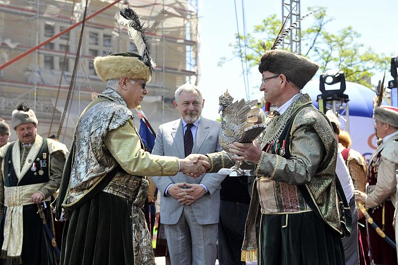 Na Rynku Głównym odbyła się intronizacja Króla Kurkowego. Nowy Król, Krzysztof Wójcik odebrał z rąk starszego Bractwa Leszka Goł