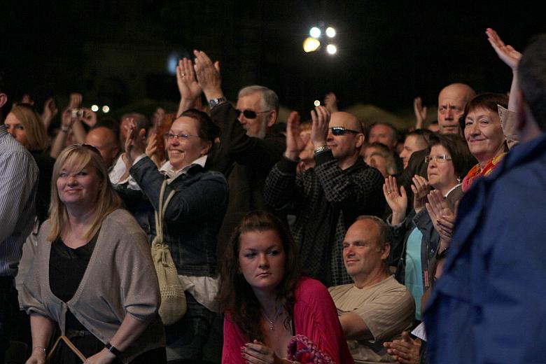 A to wszystko ku entuzjazmowi i radości licznie przybyłych słuchaczy i fanów, którzy pod pogodnym niebem w sercu Krakowa bawili 