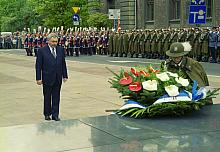 Uroczystość złożenia kwiatów na Grobie Nieznanego Żołnierza.