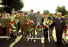 W imieniu Prezydenta Miasta Krakowa Zastępca Prezydenta Kazimierz Bujakowski (czwarty od prawej) złożył kwiaty pod pomnikiem w M