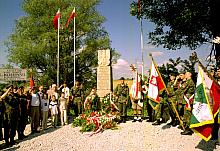 Obelisk upamiętnia wydarzenie z 6 sierpnia 1914 r. kiedy to I Kompania Legionów Polskich obaliła słupy graniczne byłych państw z