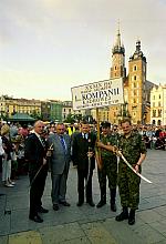 Pamiątkowa fotografia komendantów z Prezydentem Krakowa. 
Od lewej:  Wojciech Pęgiel, Prezydent Jacek Majchrowski,  Andrzej Fis