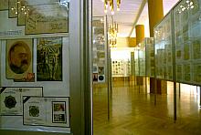 Zaprezentowana w budynku "Nafty" przy ul. Lubicz ekspozycja zgromadziła cenne zbiory filatelistyczne, odznaki, medale 