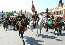 Przemarsz formacji ułańskich przez Rynek Główny.