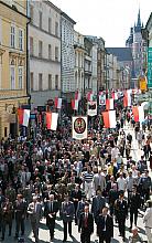 Czoło pochodu dochodzi do Bramy Floriańskiej.