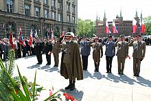 Wspólny wieniec od Wojska Polskiego, Policji i Państwowej Straży Pożarnej.