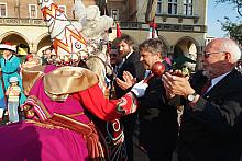 Uderzenie buławą przez Lajkonika ma zapewnić szczęście na cały najbliższy rok.