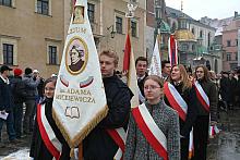 Po nabożeństwie uczestnicy uroczystości przeszli w pochodzie na Rynek Główny.