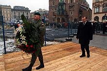 W imieniu Prezesa Rady Ministrów kwiaty złożył Minister Kultury i Dziedzictwa Narodowego Kazimierz Michał Ujazdowski.