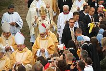 ...zmierzający w kierunku ołtarza na krakowskich Błoniach.