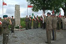 Przedstawiciele Wojska Polskiego oddają hołd swoim  poprzednikom sprzed dziewięćdziesięciu dwóch lat.