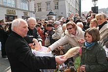 Jacek Łodziński (na pierwszym planie) i Ojciec Leon Knabit rozdawali poświęcone pieczywo.