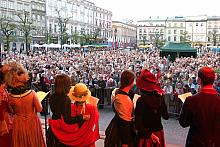 Krakowianie tłumnie przybyli na Rynek Główny, aby wziąć udział w tej niezwykłej lekcji.