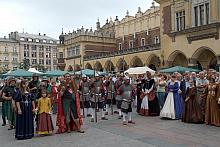 Na krakowski Rynek przybył książe Bolesław Wstydliwy, któremu towarzyszył dwór...