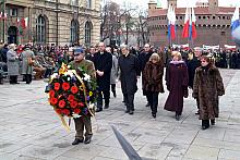 Złożono wieniec od korpusu konsularnego.