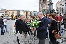 Likwidację ogrodzenia i otwarcie  zamkniętej dotychczas części Rynku z radością przyjęli wszyscy krakowianie. Największa radość 