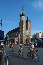 Kolarze okrążyli Rynek Główny 57 razy ... 