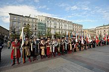 Zgromadzone na Rynku Głownym poczty sztandarowe oczekiwały...