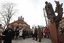 Pomnik poświęcił Metropolita Krakowski, ksiądz kardynał Stanisław Dziwisz.