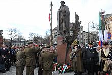 Pod pomnik przybyli przedstawiciele wielu środowisk oraz delegacje wielu organizacji. Nie zabrakło wśród nich reprezentantów kra