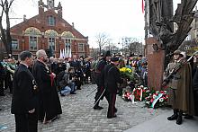 Wśród licznych biało-czerwonych wieńców i wiązanek była też niebiesko-żółta. Złożyła ją delegacja ukraińska. Warto pamiętać, że 