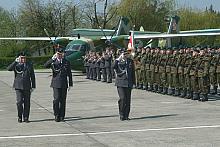 Zgodnie z wojskowym ceremoniałem uroczystość rozpoczęła się od przeglądu pododdziałów i złożenia meldunku.