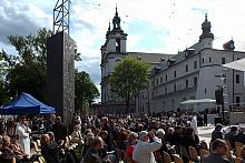 Na Skałce stanęło siedem filarów. Na trzech centralnych filarach z różowego kamienia znajdują się rzeźby przedstawiające postaci