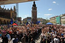 Na krakowskim Rynku zgromadziła się młodzież studencka.