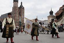 Mszy świętej w Bazylice wysłuchawszy Bracia przeszli przez Rynek.