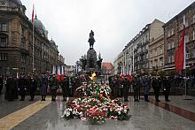 Wieńce, wiązanki, bukiety, znicze, sztandary - w ten zimny, deszczowy dzień plac Matejki promieniał świąteczną atmosferą.