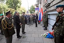 Złożono kwiaty pod pamiątkową tablicą, którą wmurowano w ścianę dawnego czechosłowackiego konsulatu w roku 1969, podczas obchodó