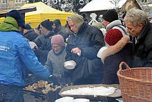 Do znakomitych pierogów ustawiały się długie kolejki.