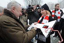 Prezydent Jacek Majchrowski przekazał przedstawicielce kibiców symboliczny klucz do nowego stadionu Cracovii.