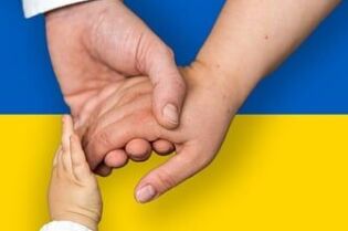 Grafika przedstawia splecione ręce rodziców i dziecka na tle flagi Ukrainy. 