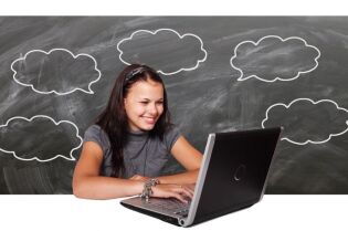 Grafika przedstawia kobietę siedzącą przed laptopem, wokół której narysowane są dymki rozmów.